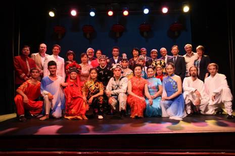 艺术团与嘉宾合影留念 艺术团与嘉宾合影留念