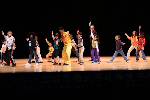 图5-观众学习长拳 图5-观众学习长拳