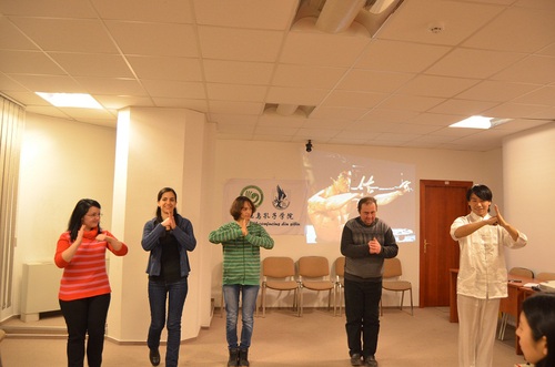 与和观众互动教学-教授敬拳礼 与和观众互动教学-教授敬拳礼