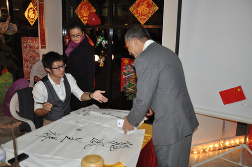 孔院老师为嘉宾讲解书法的内容 孔院老师为嘉宾讲解书法的内容