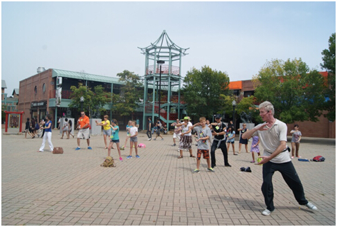孩子和家长们认真积极地学习太极拳 孩子和家长们认真积极地学习太极拳