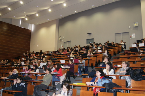 图1 - 学生们全神贯注地听着讲座 图1 - 学生们全神贯注地听着讲座