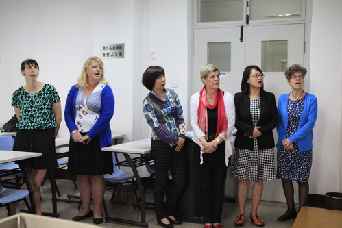 新西兰教师表演毛利歌曲致谢 新西兰教师表演毛利歌曲致谢