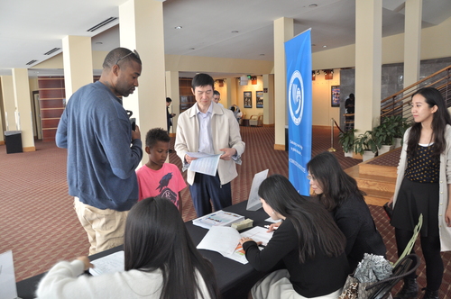 图1- 演出前领票现场 图1- 演出前领票现场