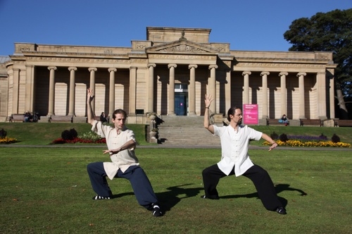 孔院本土教师Jeff(左)和Pablo(右)在当地博物馆门前表演武术 孔院本土教师Jeff(左)和Pablo(右)在当地博物馆门前表演武术