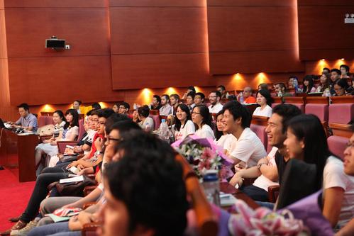 学生们观看表演 1 学生们观看表演 1