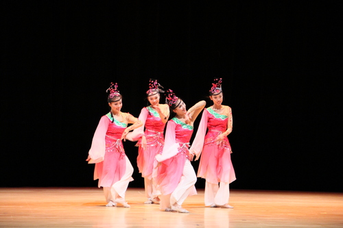 图8-舞蹈《雨后桃花红欲燃》 图8-舞蹈《雨后桃花红欲燃》