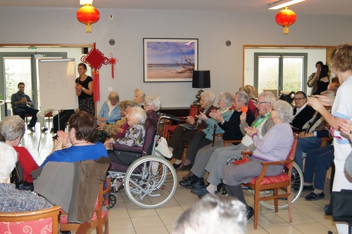 E图2 - 老人们愉快地观看表演 E图2 - 老人们愉快地观看表演