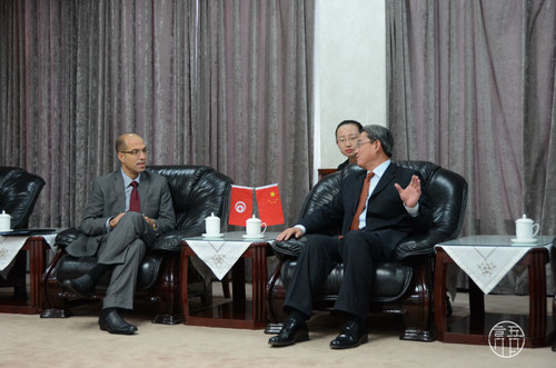 副校长与大使亲切交谈 副校长与大使亲切交谈