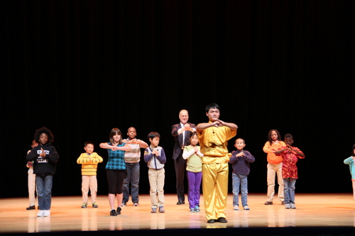 图6-观众学习长拳抱拳礼 图6-观众学习长拳抱拳礼