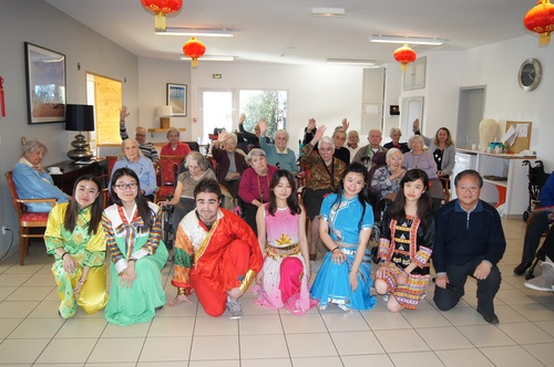 E图5 - 民族服装走秀后合影 E图5 - 民族服装走秀后合影