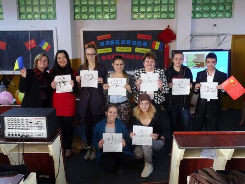 德瓦艺术中学学生送祝福 德瓦艺术中学学生送祝福