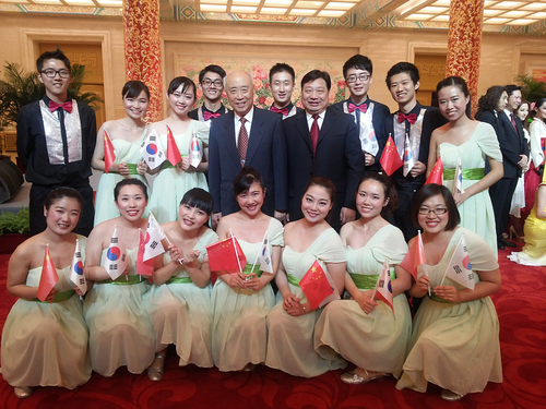 与李书记及中国首任驻韩国大使合影1 与李书记及中国首任驻韩国大使合影1