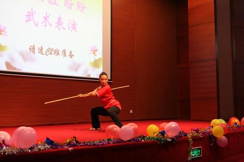 盼盼表演武术 盼盼表演武术