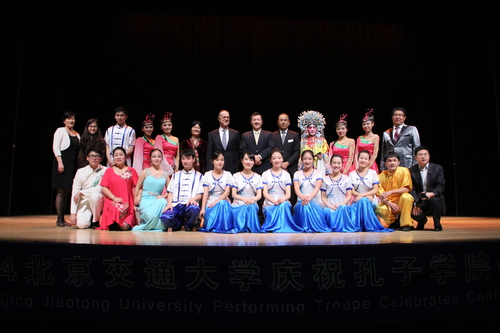 图10-全体演职人员合影 图10-全体演职人员合影