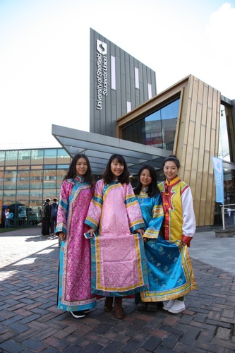 谢大学生体验中国传统服饰 谢大学生体验中国传统服饰