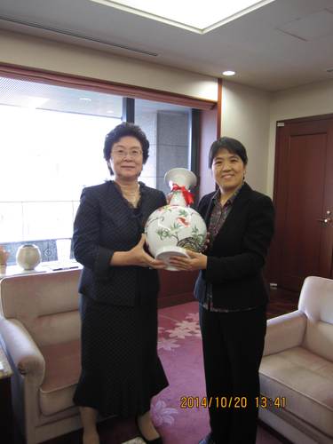 刘伟副书记代表我校向关西外大理事长谷本荣子赠孔院成立五周年贺礼 刘伟副书记代表我校向关西外大理事长谷本荣子赠孔院成立五周年贺礼