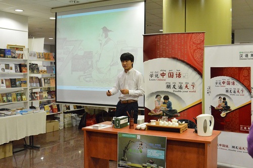 锡比乌孔子学院汉语教师志愿者马俊做“中国茶”主题讲座 锡比乌孔子学院汉语教师志愿者马俊做“中国茶”主题讲座