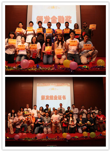 为学生颁发奖品、奖状及毕业证书 为学生颁发奖品、奖状及毕业证书