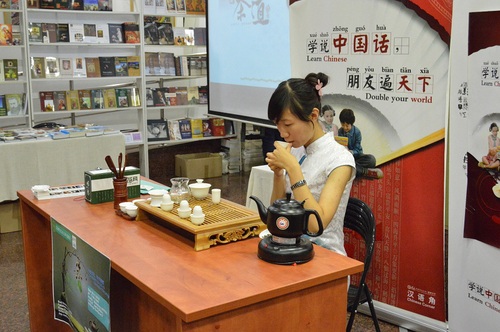 锡比乌孔子学院汉语教师志愿者于国宁现场展示传统茶艺 锡比乌孔子学院汉语教师志愿者于国宁现场展示传统茶艺