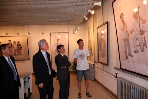 启明大学代表团一行参观人文学院毕业生艺术展-001 启明大学代表团一行参观人文学院毕业生艺术展-001