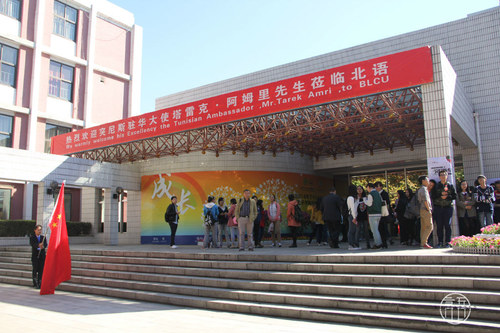 逸夫楼外欢迎场景 逸夫楼外欢迎场景