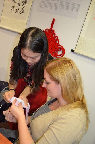 锡比乌孔子学院汉语教师志愿者李丽指导学生缝制刺绣荷包 锡比乌孔子学院汉语教师志愿者李丽指导学生缝制刺绣荷包