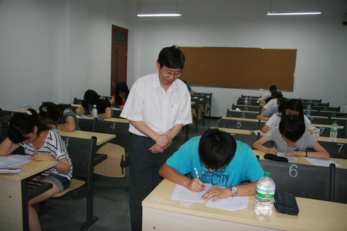 崔希亮校长巡视考场 崔希亮校长巡视考场