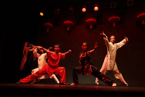 谢大孔院本土教师Pablo(左一)和Jeff(右一)与艺术团演员同台表演 谢大孔院本土教师Pablo(左一)和Jeff(右一)与艺术团演员同台表演