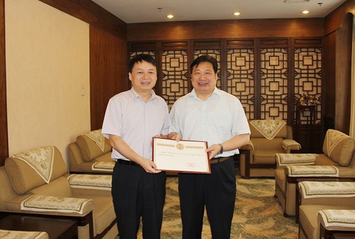 1-李宇明教授为大学章程制定工作专家咨询委员会委员颁发聘书 1-李宇明教授为大学章程制定工作专家咨询委员会委员颁发聘书