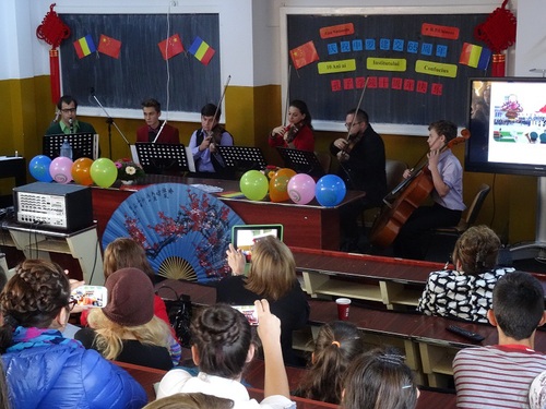 德瓦艺术中学和谐乐队演奏中国传统民乐 德瓦艺术中学和谐乐队演奏中国传统民乐