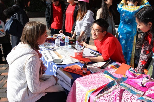 谢大学生参与中国传统书法活动 谢大学生参与中国传统书法活动