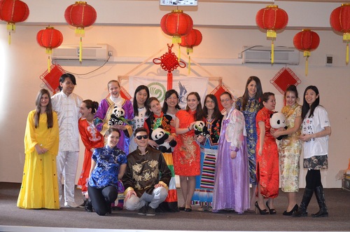 民族服装秀结束后小演员和教师合影 民族服装秀结束后小演员和教师合影