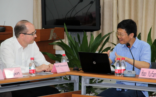 2-清华大学景跃进教授与欧盟官员作学术交流。 2-清华大学景跃进教授与欧盟官员作学术交流。