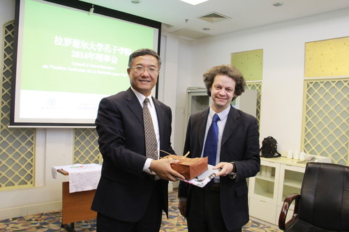 图片二:双方互赠礼物 图片二:双方互赠礼物