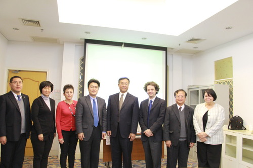 图片三:与会人员集体合影 图片三:与会人员集体合影