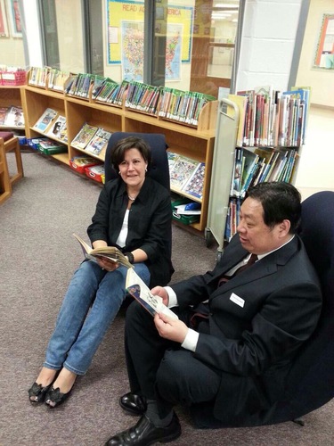 李宇明书记观摩“文化百宝箱”在小学社会科学课上的使用-001 李宇明书记观摩“文化百宝箱”在小学社会科学课上的使用-001