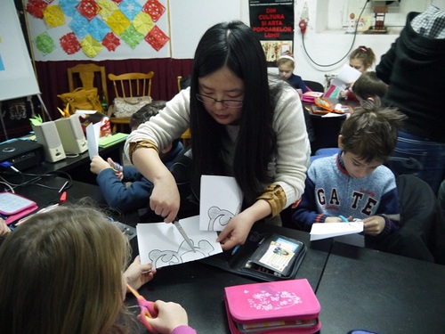 锡比乌孔子学院汉语教师教小朋友画熊猫 锡比乌孔子学院汉语教师教小朋友画熊猫