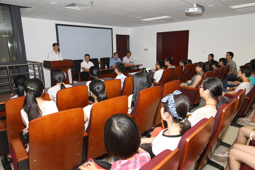 3 崔希亮校长与家庭经济困难新生座谈现场 3 崔希亮校长与家庭经济困难新生座谈现场