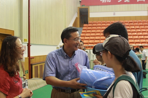 2 校党委王鲁新副书记为家庭经济困难新生发放爱心大礼包 2 校党委王鲁新副书记为家庭经济困难新生发放爱心大礼包