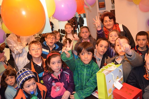 学生积极参加猜灯谜活动 学生积极参加猜灯谜活动