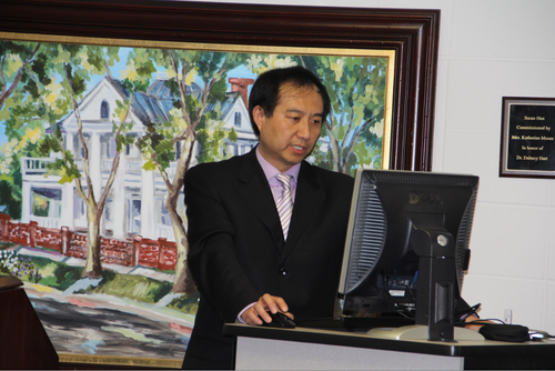 张华老师在讲座中 张华老师在讲座中