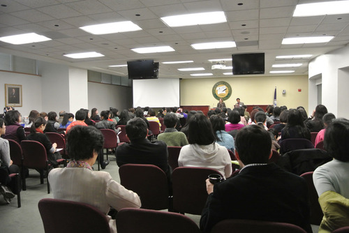 乔治梅森大学现代与古典语言系主任Julie A Christensen女士致欢迎词 乔治梅森大学现代与古典语言系主任Julie A Christensen女士致欢迎词