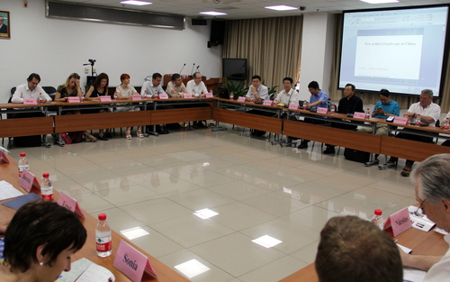 1-从事欧洲问题研究的中国学者向欧盟代表团发表演讲。 1-从事欧洲问题研究的中国学者向欧盟代表团发表演讲。