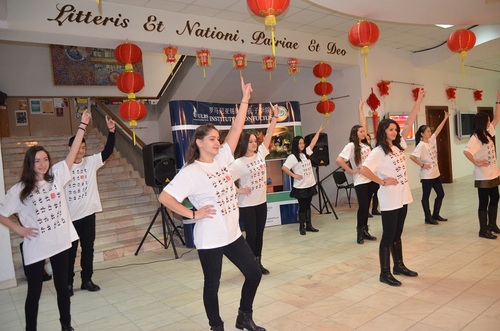 中外师生携手演出集体舞《小苹果》 中外师生携手演出集体舞《小苹果》