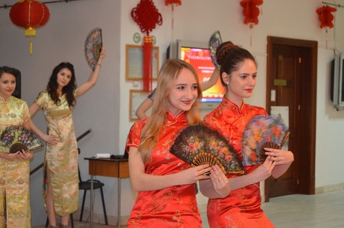 锡比乌孔子学院学员旗袍秀 锡比乌孔子学院学员旗袍秀