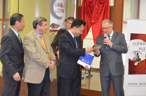 4.锡比乌省省长钦德雷亚赠送了汉语版锡比乌宣传画册及光盘 4.锡比乌省省长钦德雷亚赠送了汉语版锡比乌宣传画册及光盘