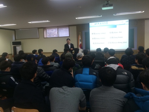 吸引大批学生参加活动 吸引大批学生参加活动