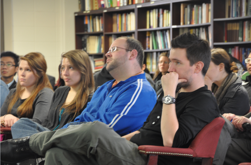 现场观众在认真听讲座 现场观众在认真听讲座