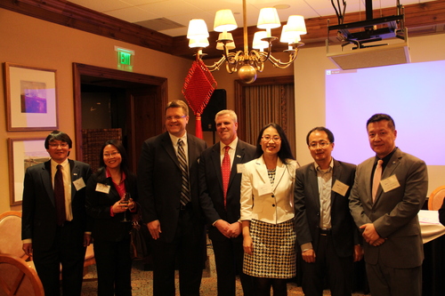 刘骏博士、曾冰会长与论坛嘉宾合影 刘骏博士、曾冰会长与论坛嘉宾合影